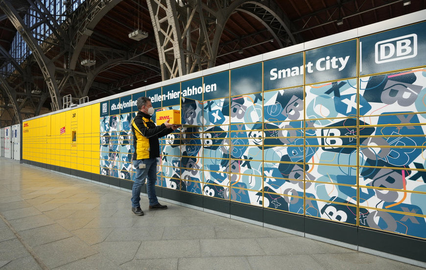 PAKETE AM ZENTRALSTEN ORT DER STADT ABHOLEN UND VERSENDEN: DEUTSCHE POST DHL UND DB STARTEN KOOPERATION FÜR PACKSTATIONEN AN RUND 800 BAHNHÖFEN BIS ENDE 2023